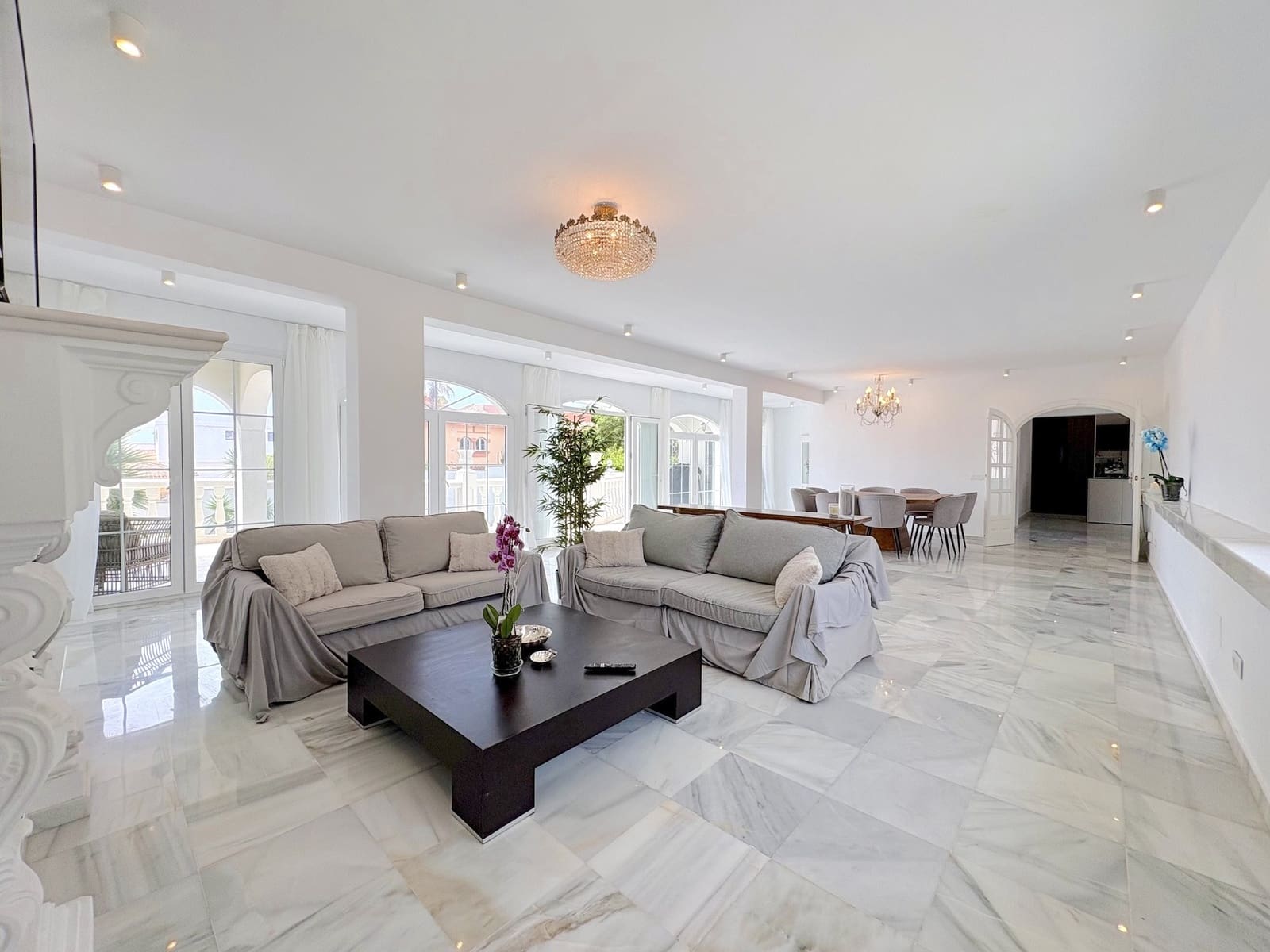 9 soverom Villa til salgs i Mijas Costa med svømmebasseng garasje - € 1 695 000 (Ref: 9924657)