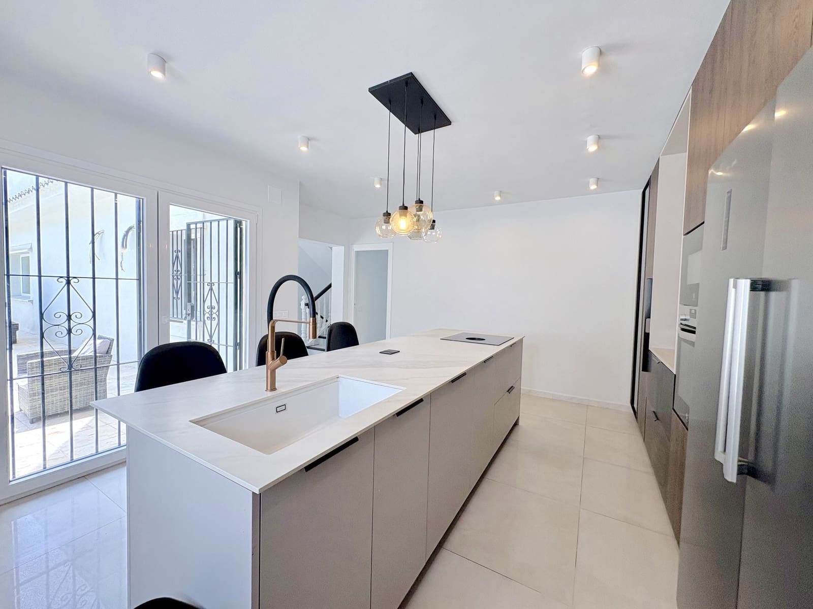 9 soverom Villa til salgs i Mijas Costa med svømmebasseng garasje - € 1 695 000 (Ref: 9924657)