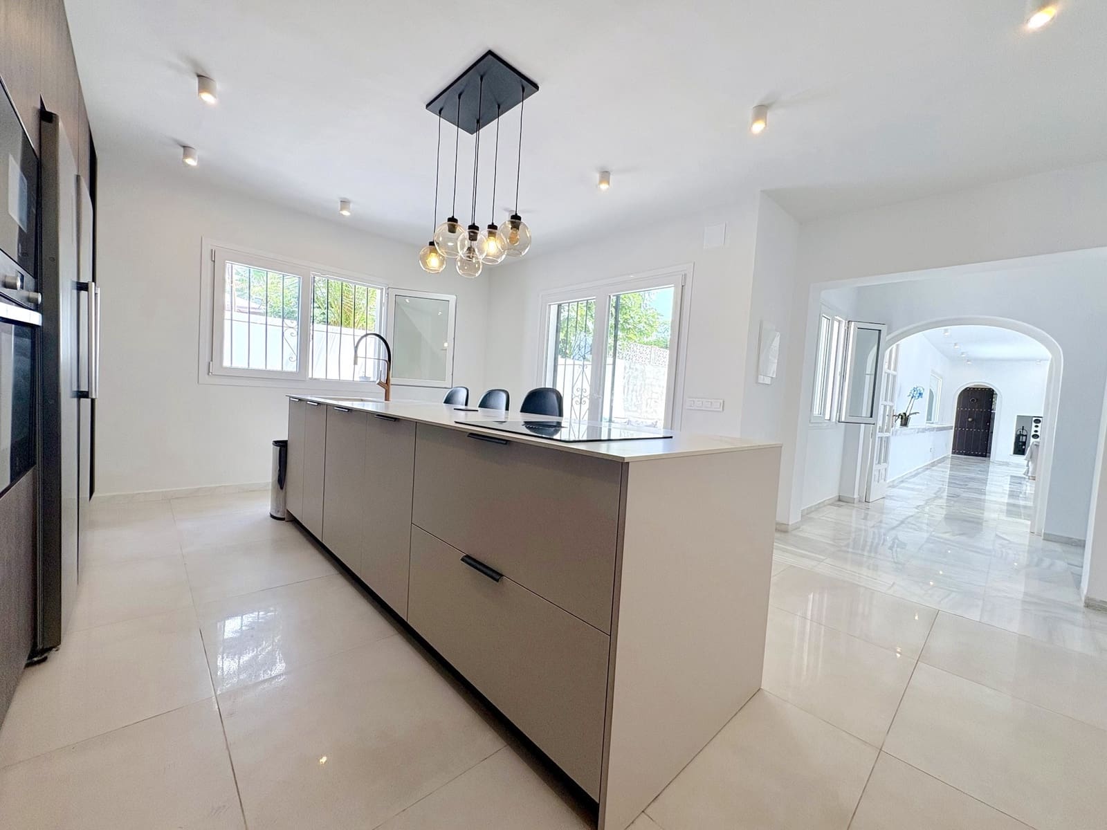 9 soverom Villa til salgs i Mijas Costa med svømmebasseng garasje - € 1 695 000 (Ref: 9924657)