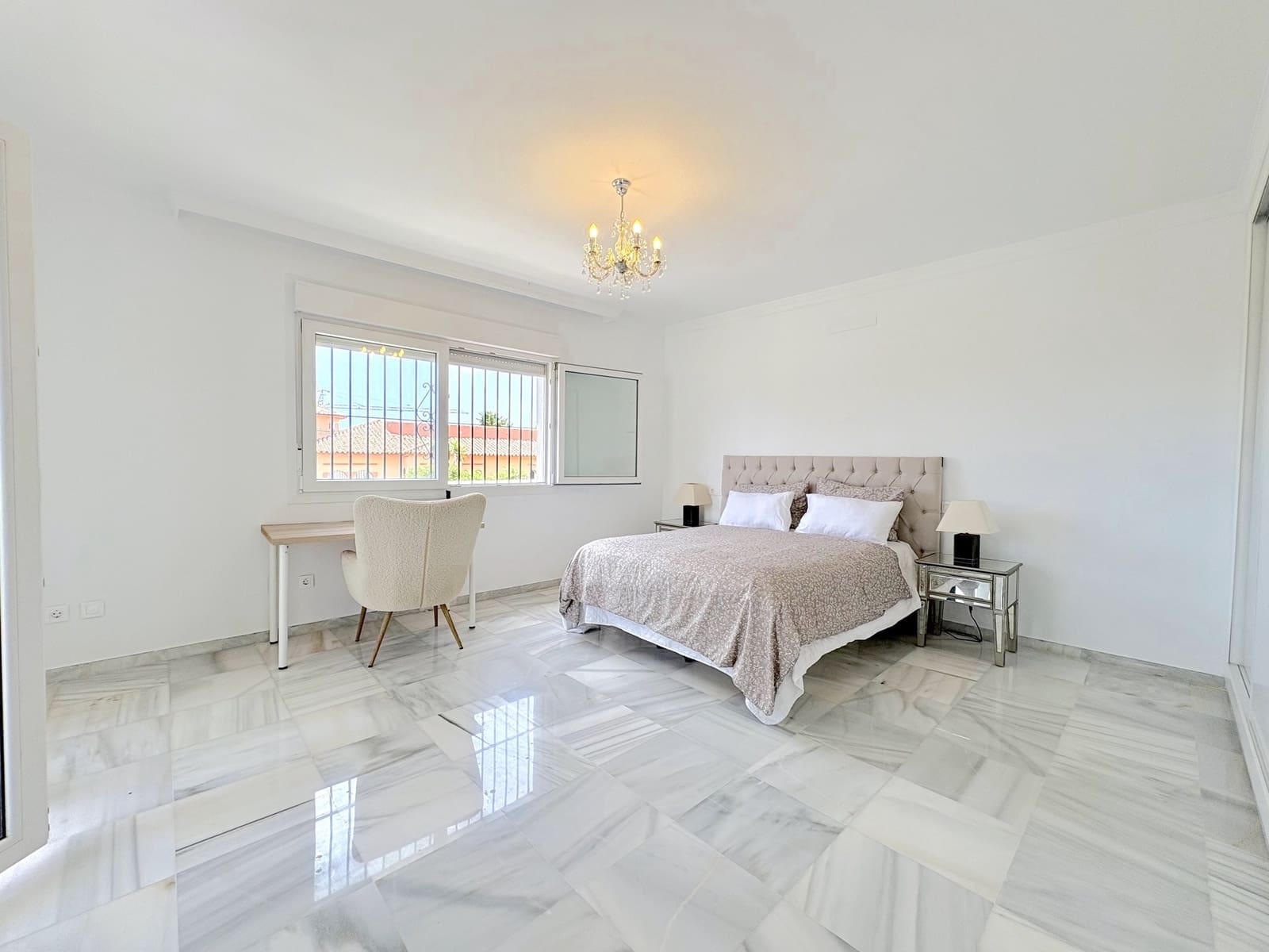 9 soverom Villa til salgs i Mijas Costa med svømmebasseng garasje - € 1 695 000 (Ref: 9924657)