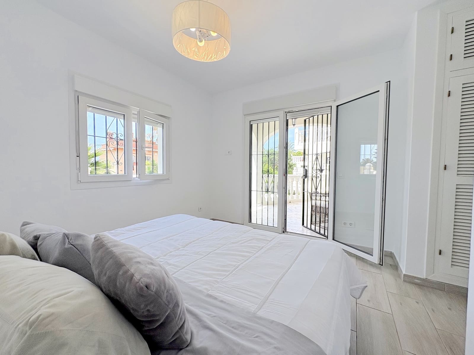 9 soverom Villa til salgs i Mijas Costa med svømmebasseng garasje - € 1 695 000 (Ref: 9924657)