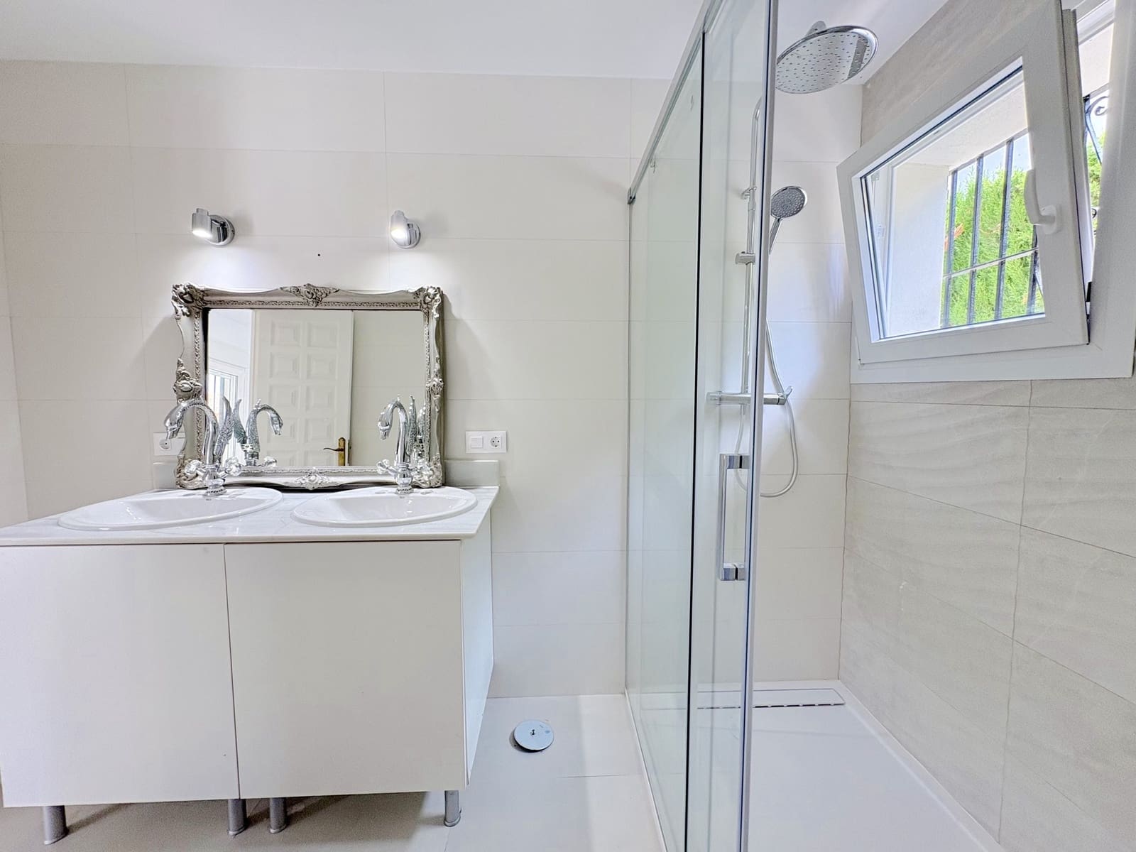 9 soverom Villa til salgs i Mijas Costa med svømmebasseng garasje - € 1 695 000 (Ref: 9924657)
