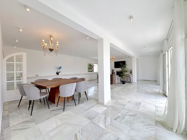 9 soverom Villa til salgs i Mijas Costa, Mijas med svømmebasseng garasje - € 1 695 000 (Ref: 9924657)