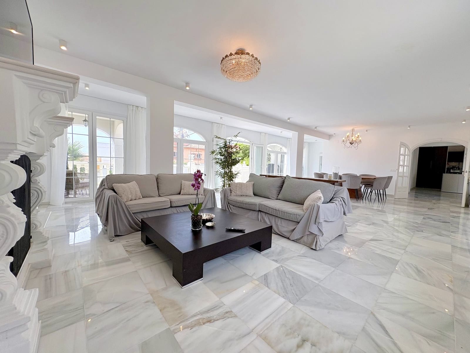 9 soverom Villa til salgs i Mijas Costa med svømmebasseng garasje - € 1 695 000 (Ref: 9924657)