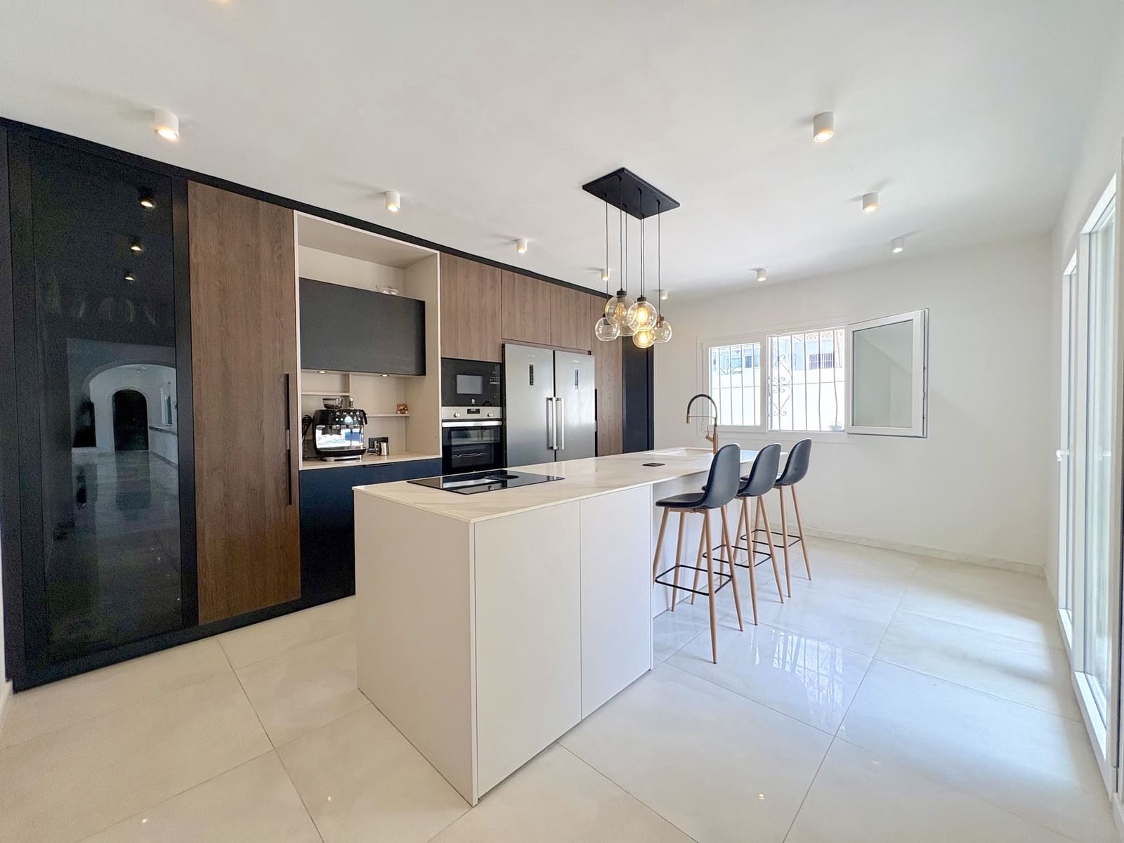 9 soverom Villa til salgs i Mijas Costa med svømmebasseng garasje - € 1 695 000 (Ref: 9924657)