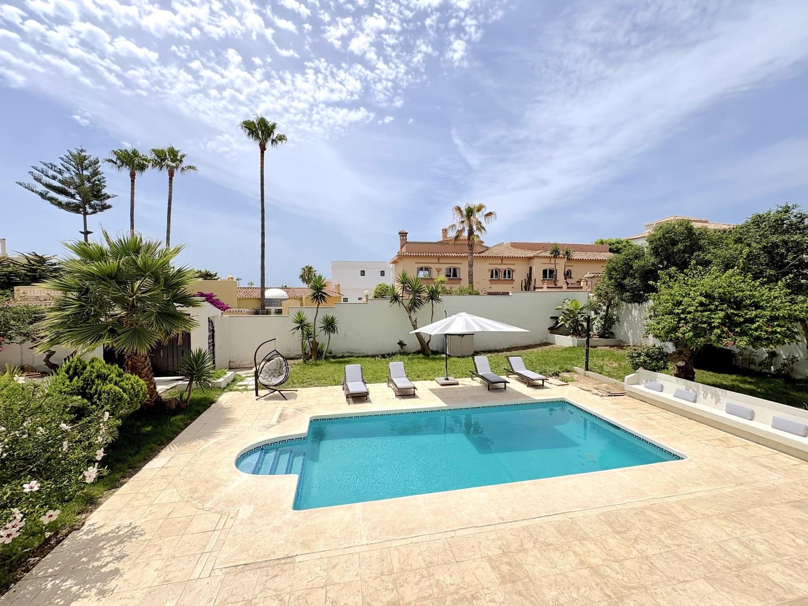 9 soverom Villa til salgs i Mijas Costa med svømmebasseng garasje - € 1 695 000 (Ref: 9924657)
