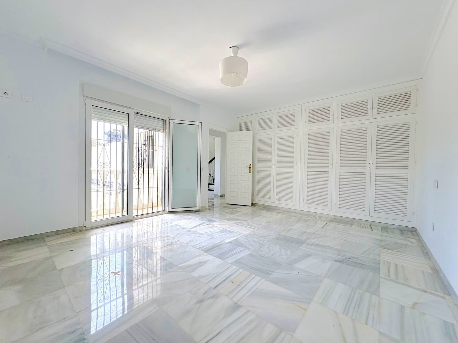 9 soverom Villa til salgs i Mijas Costa med svømmebasseng garasje - € 1 695 000 (Ref: 9924657)