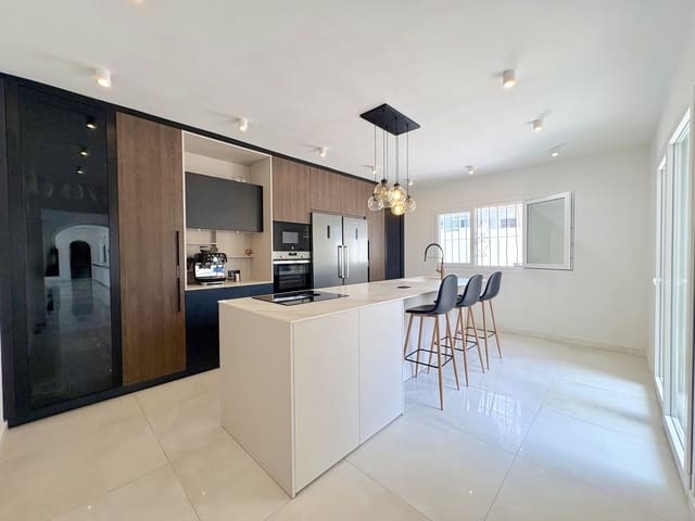 9 soverom Villa til salgs i Mijas Costa, Mijas med svømmebasseng garasje - € 1 695 000 (Ref: 9924657)