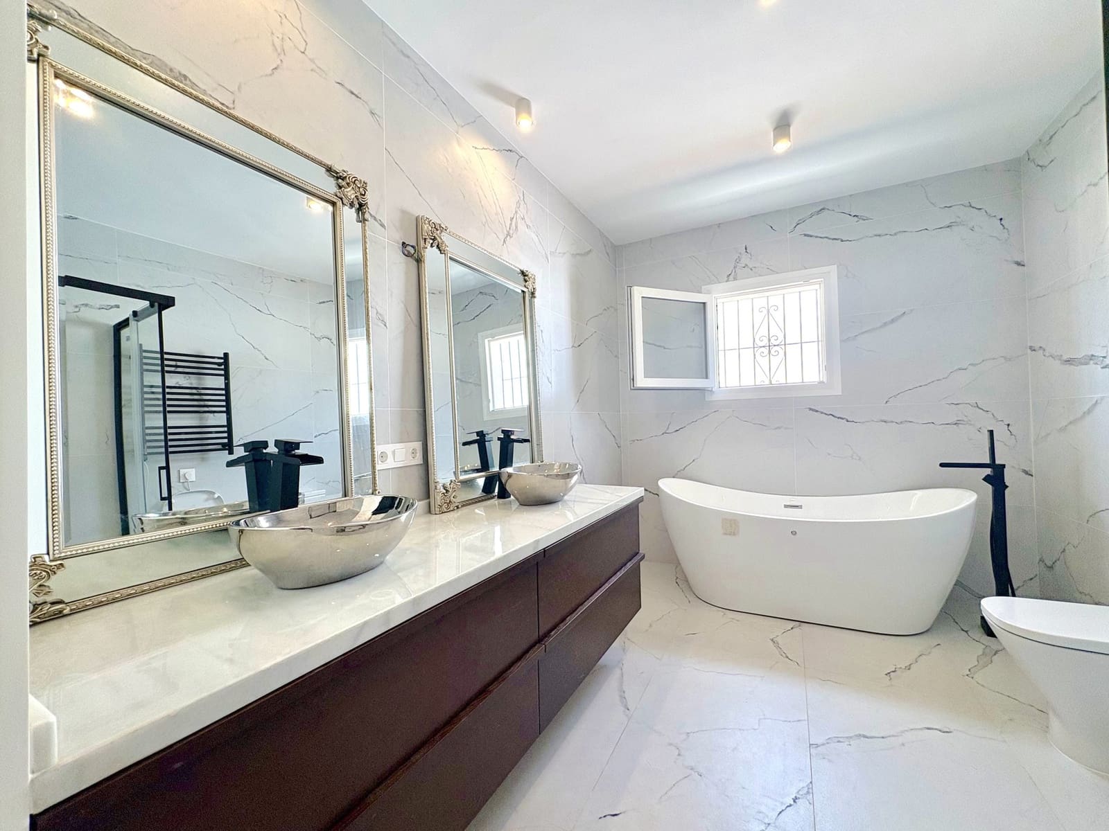 9 soverom Villa til salgs i Mijas Costa med svømmebasseng garasje - € 1 695 000 (Ref: 9924657)