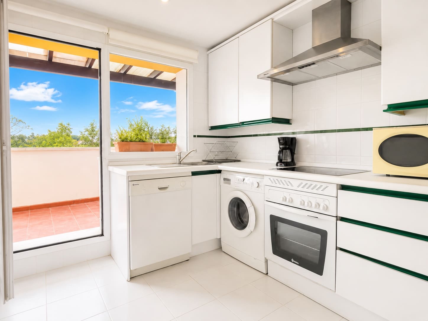 2 soverom Penthouse til salgs i Marbella med svømmebasseng garasje - € 525 000 (Ref: 9936461)