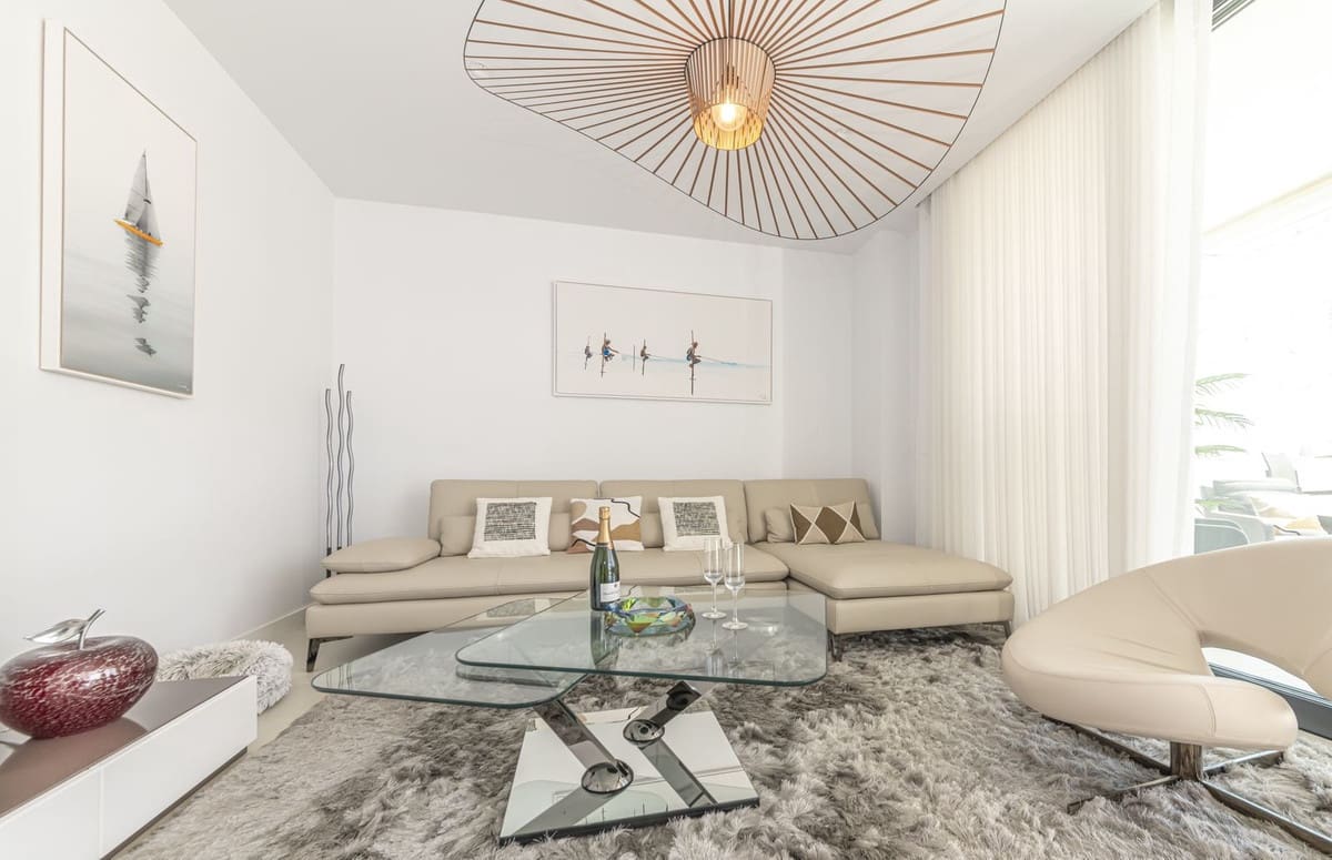 2 soverom Leilighet til salgs i Fuengirola med svømmebasseng garasje - € 567 000 (Ref: 9957654)