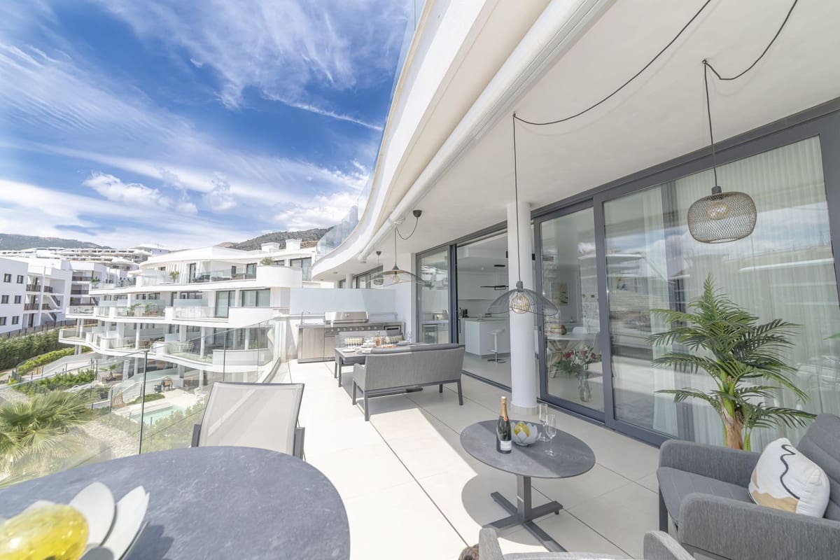 2 soverom Leilighet til salgs i Fuengirola med svømmebasseng garasje - € 567 000 (Ref: 9957654)