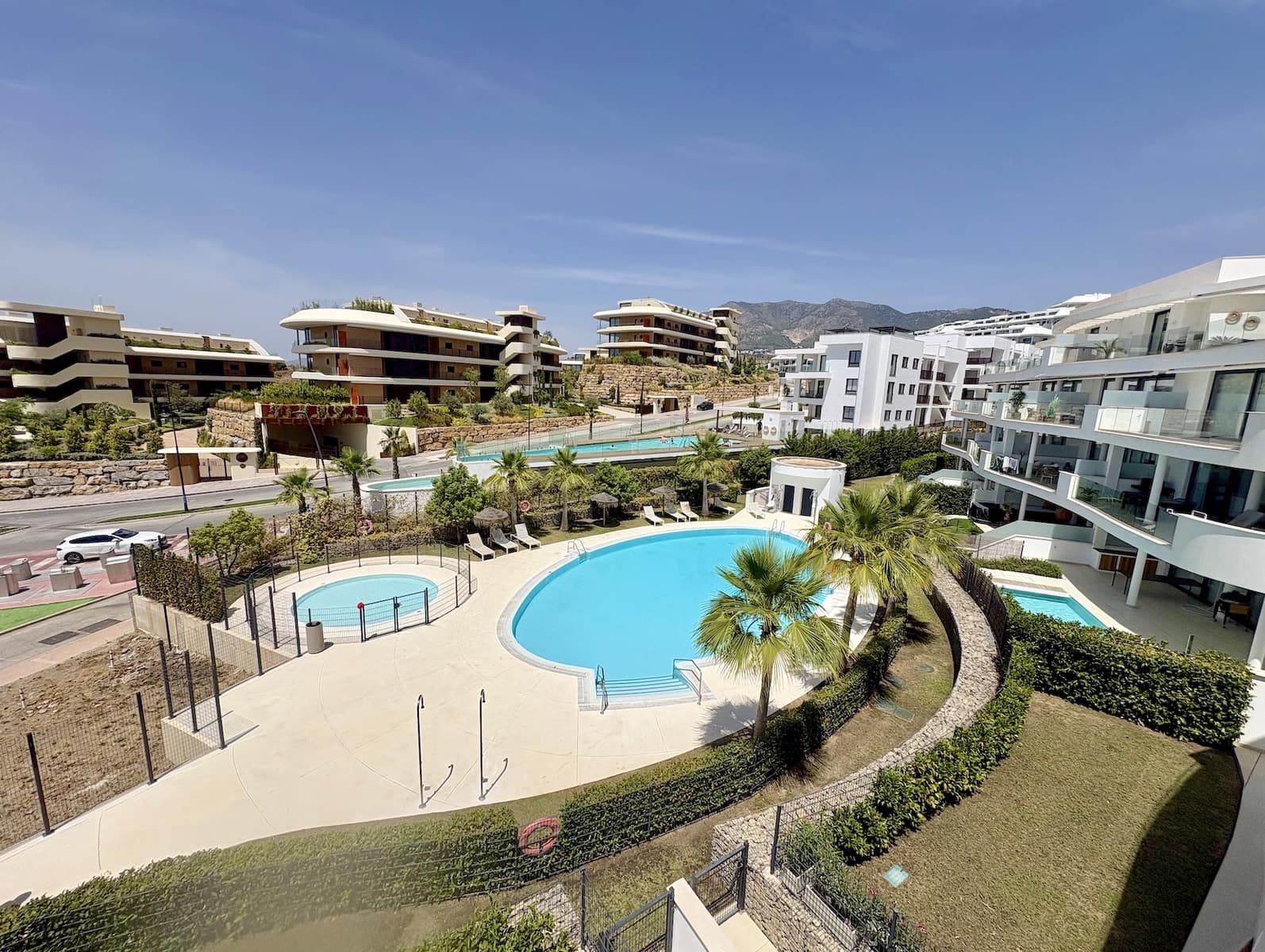 2 soverom Leilighet til salgs i Fuengirola med svømmebasseng garasje - € 567 000 (Ref: 9957654)