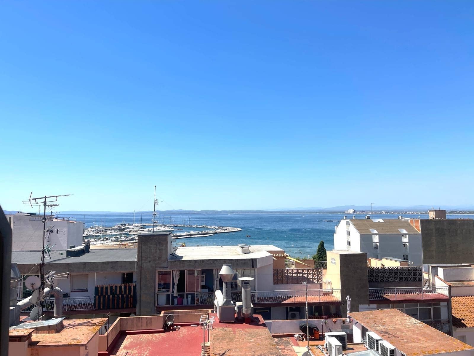 4 bedroom Apartment for sale in Roses with garage - € 399,000 (Ref: 9967837)