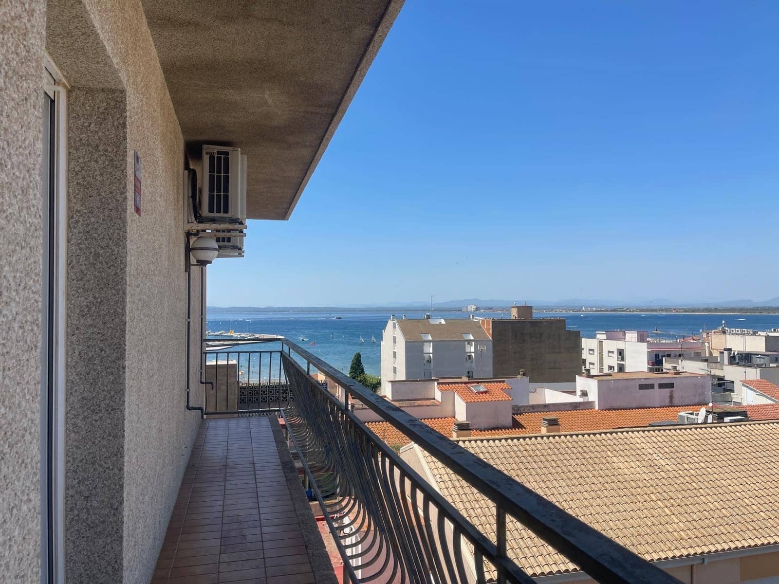 4 bedroom Apartment for sale in Roses with garage - € 399,000 (Ref: 9967837)