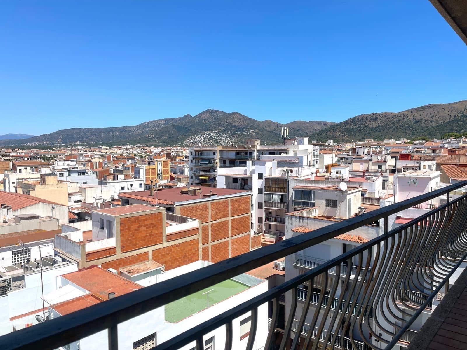 4 bedroom Apartment for sale in Roses with garage - € 399,000 (Ref: 9967837)