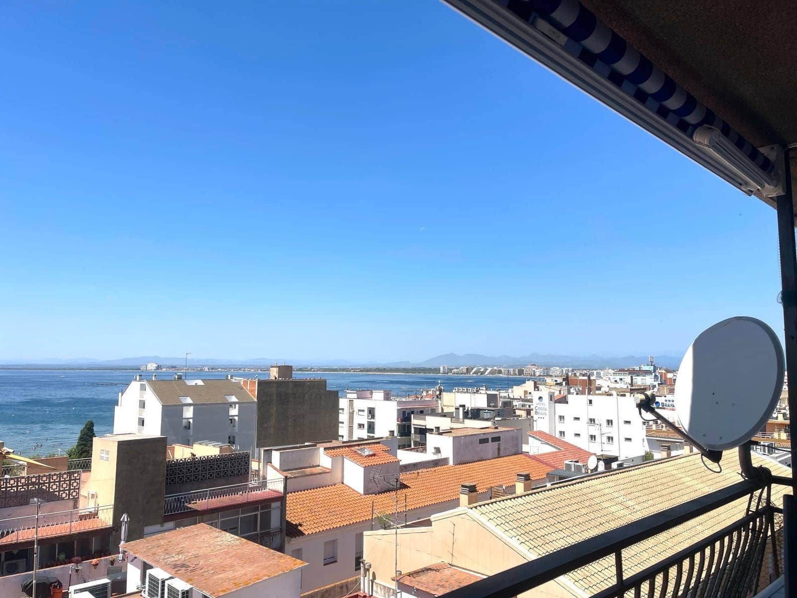 4 bedroom Apartment for sale in Roses with garage - € 399,000 (Ref: 9967837)