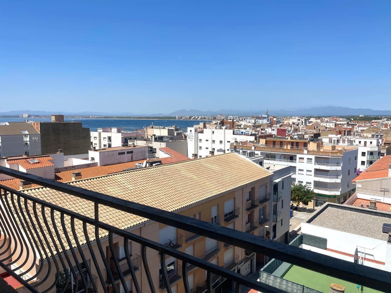 4 bedroom Apartment for sale in Roses with garage - € 399,000 (Ref: 9967837)