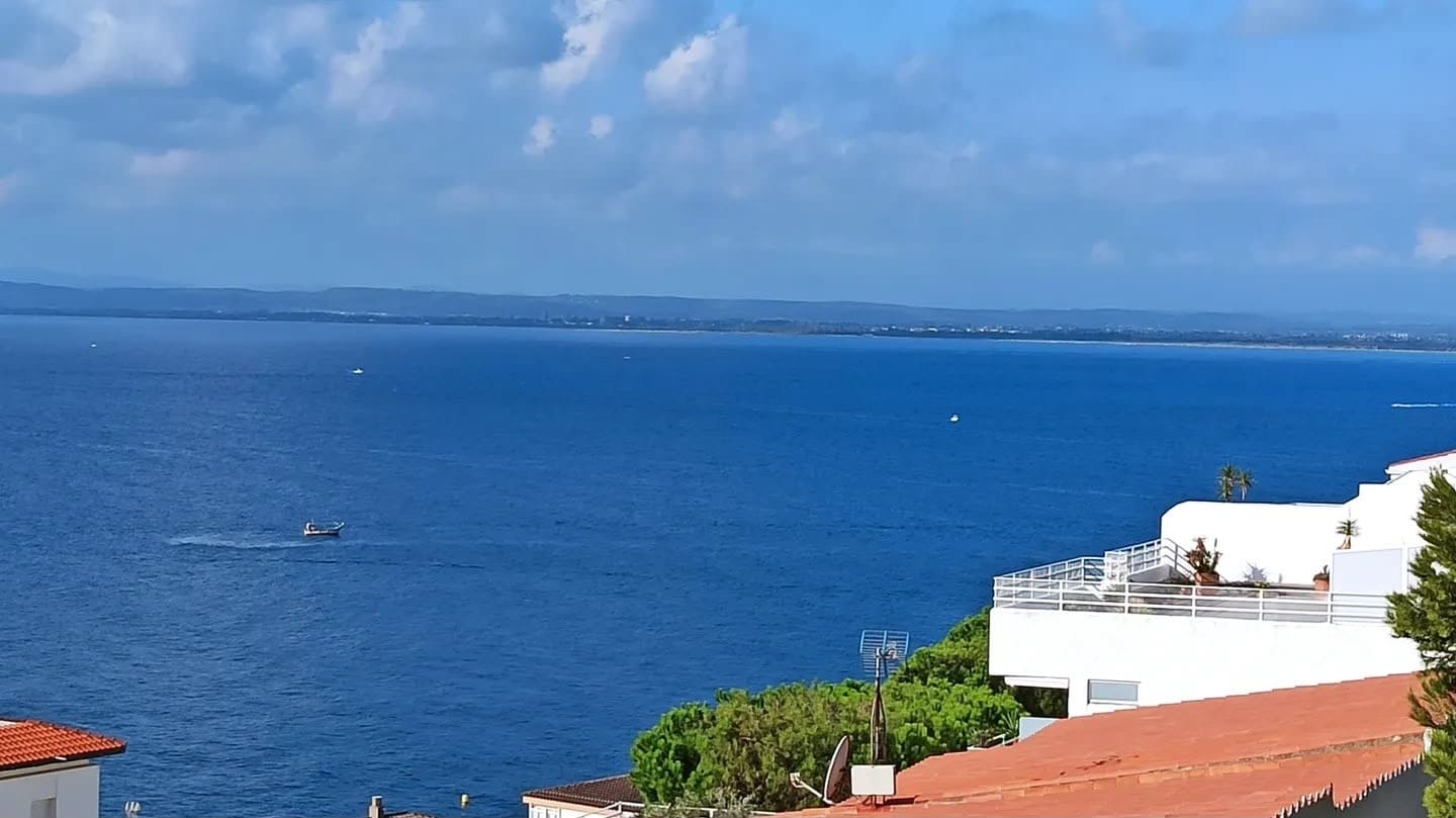 2 bedroom Apartment for sale in Roses with garage - € 330,000 (Ref: 9967838)