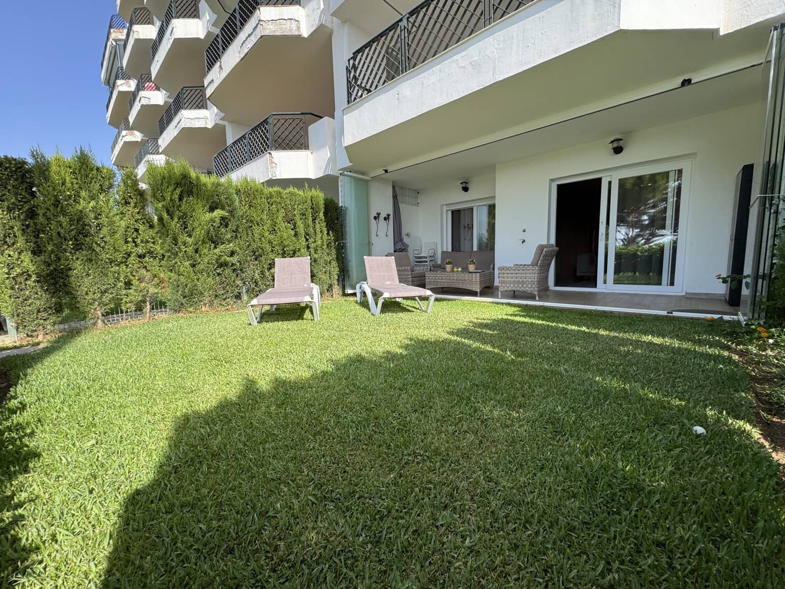 2 soveværelse Lejlighed til salg i Calahonda med swimmingpool garage - € 828.000 (Ref: 9977379)