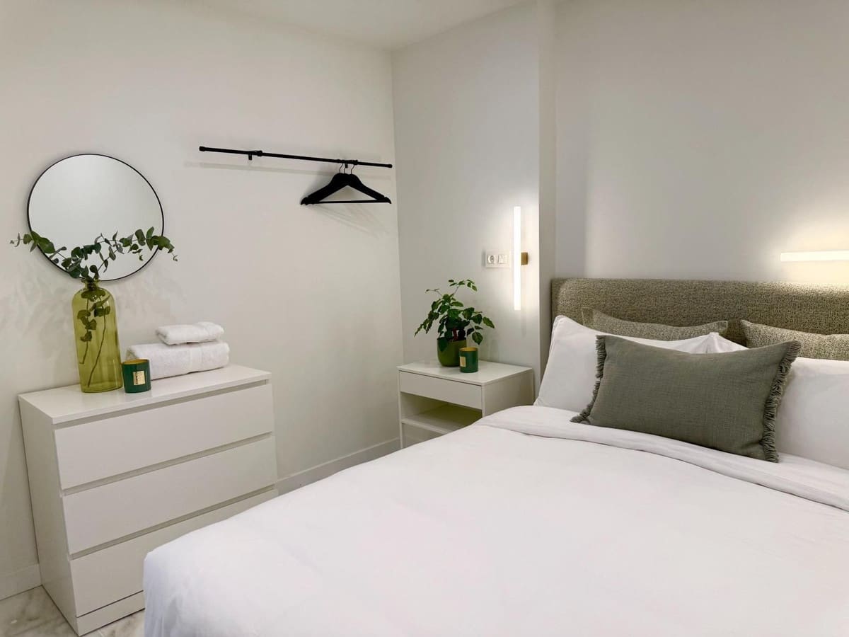 2 slaapkamer Appartement te huur in Malaga stad - € 2.500 (Ref: 10009901)