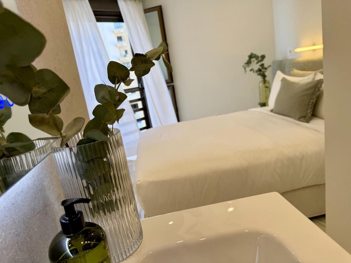 2 slaapkamer Appartement te huur in Malaga stad - € 2.500 (Ref: 10009901)