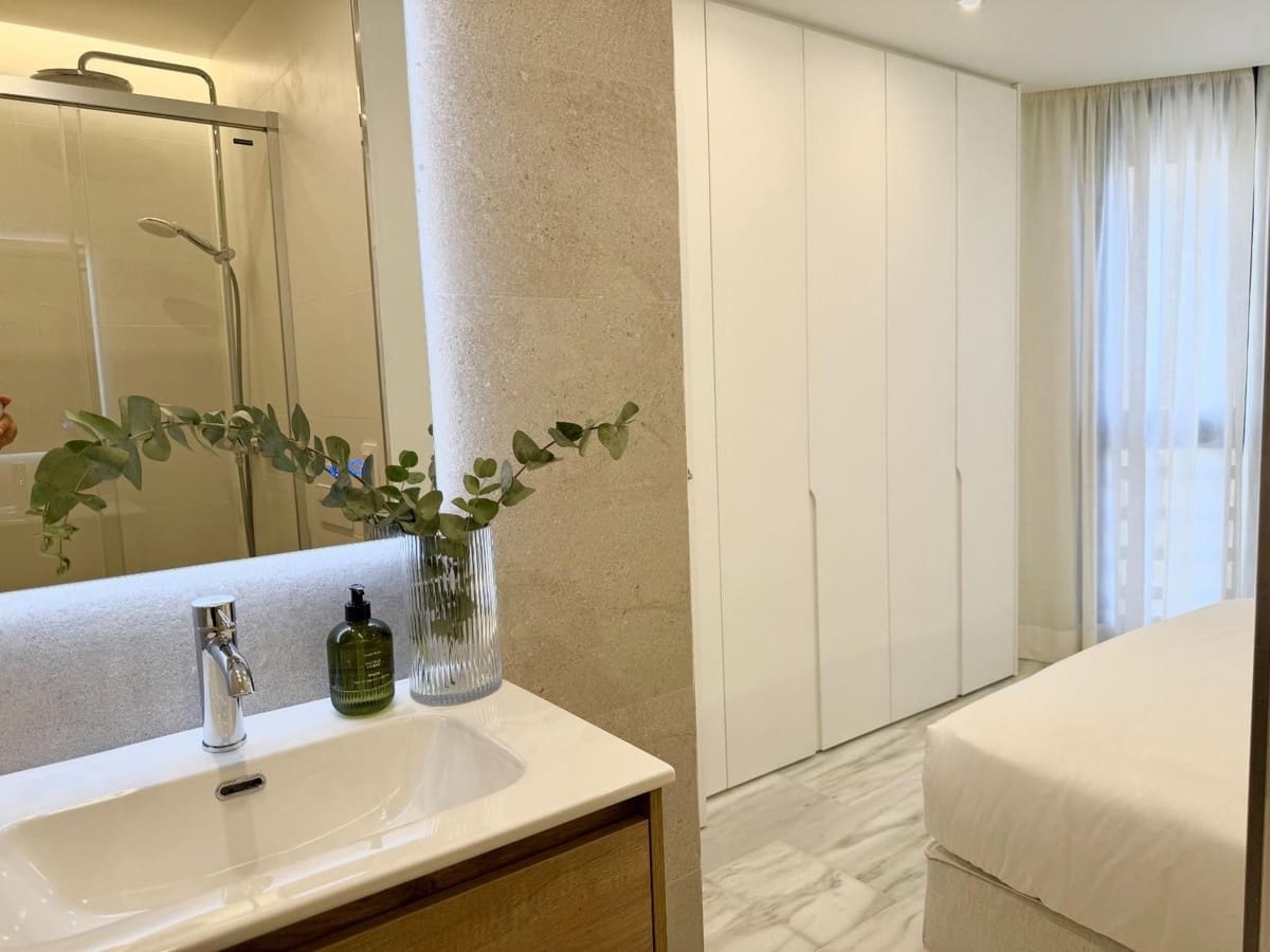 2 slaapkamer Appartement te huur in Malaga stad - € 2.500 (Ref: 10009901)