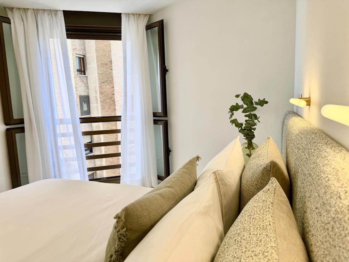 2 slaapkamer Appartement te huur in Malaga stad - € 2.500 (Ref: 10009901)