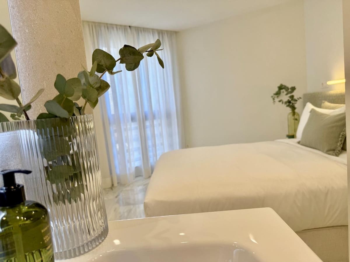 2 slaapkamer Appartement te huur in Malaga stad - € 2.500 (Ref: 10009901)