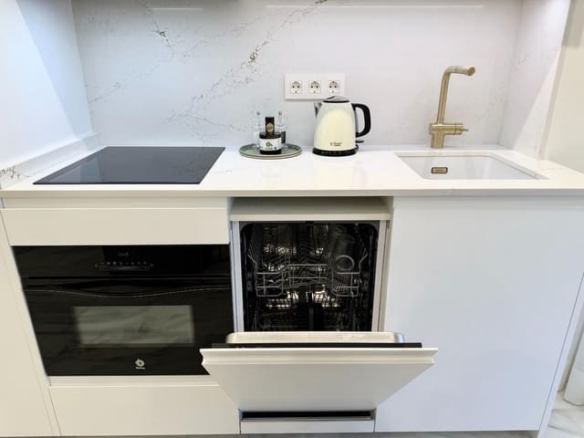 2 bedroom Apartment for rent in La Malagueta, Málaga city - € 2,500 (Ref: 10009901)
