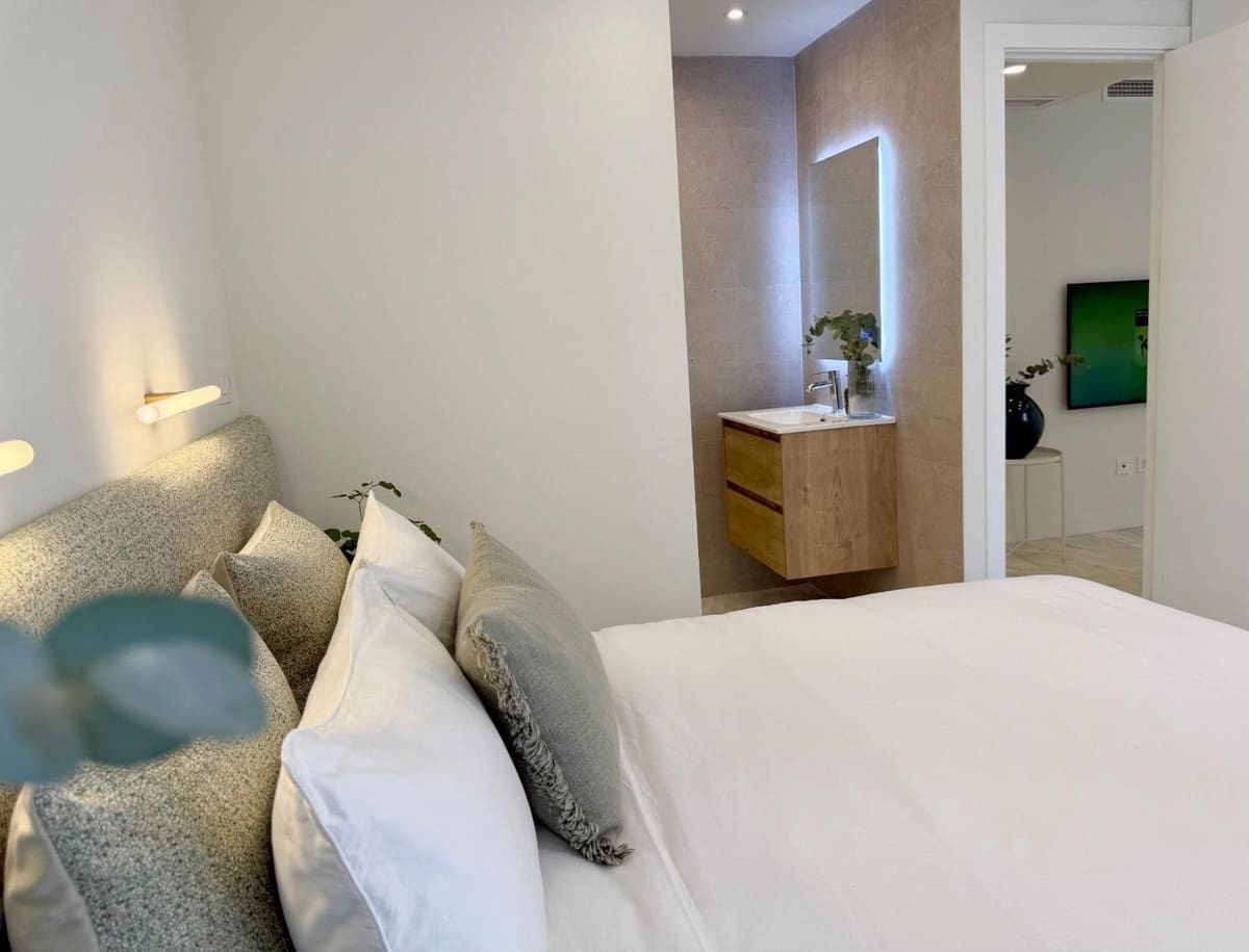 2 slaapkamer Appartement te huur in Malaga stad - € 2.500 (Ref: 10009901)