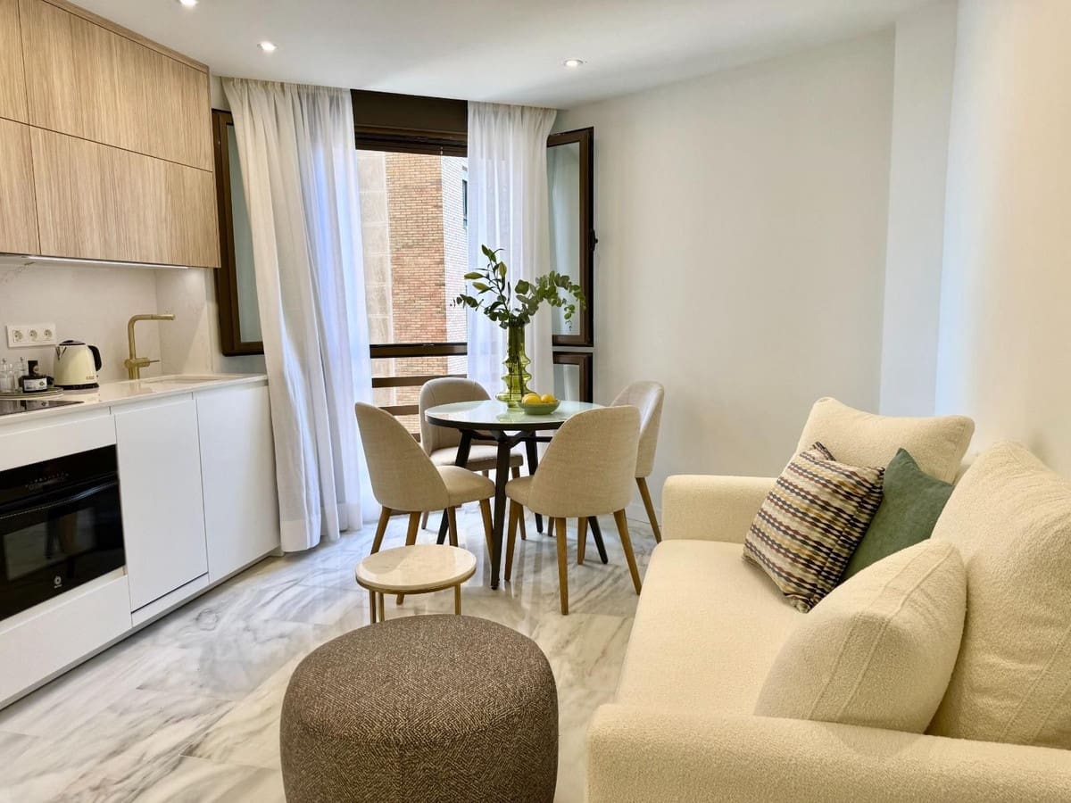2 slaapkamer Appartement te huur in Malaga stad - € 2.500 (Ref: 10009901)