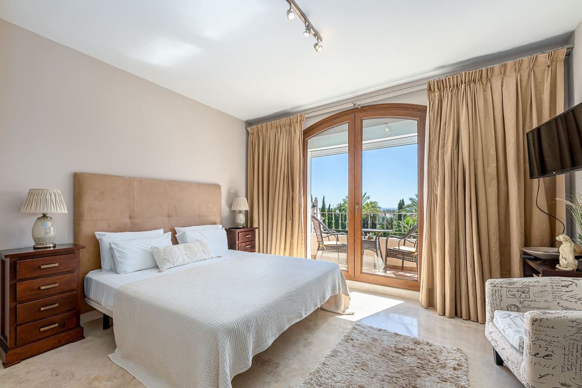3 quarto Casa em Banda para venda em El Paraiso com piscina garagem - 745 000 € (Ref: 10120605)