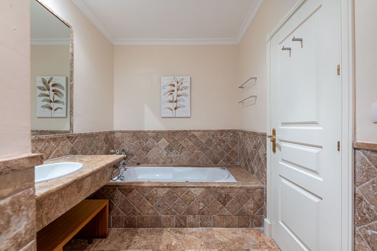 3 quarto Casa em Banda para venda em El Paraiso com piscina garagem - 745 000 € (Ref: 10120605)