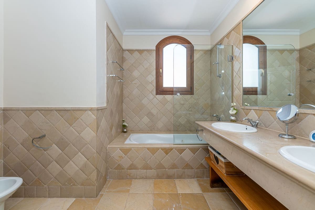 3 quarto Casa em Banda para venda em El Paraiso com piscina garagem - 745 000 € (Ref: 10120605)