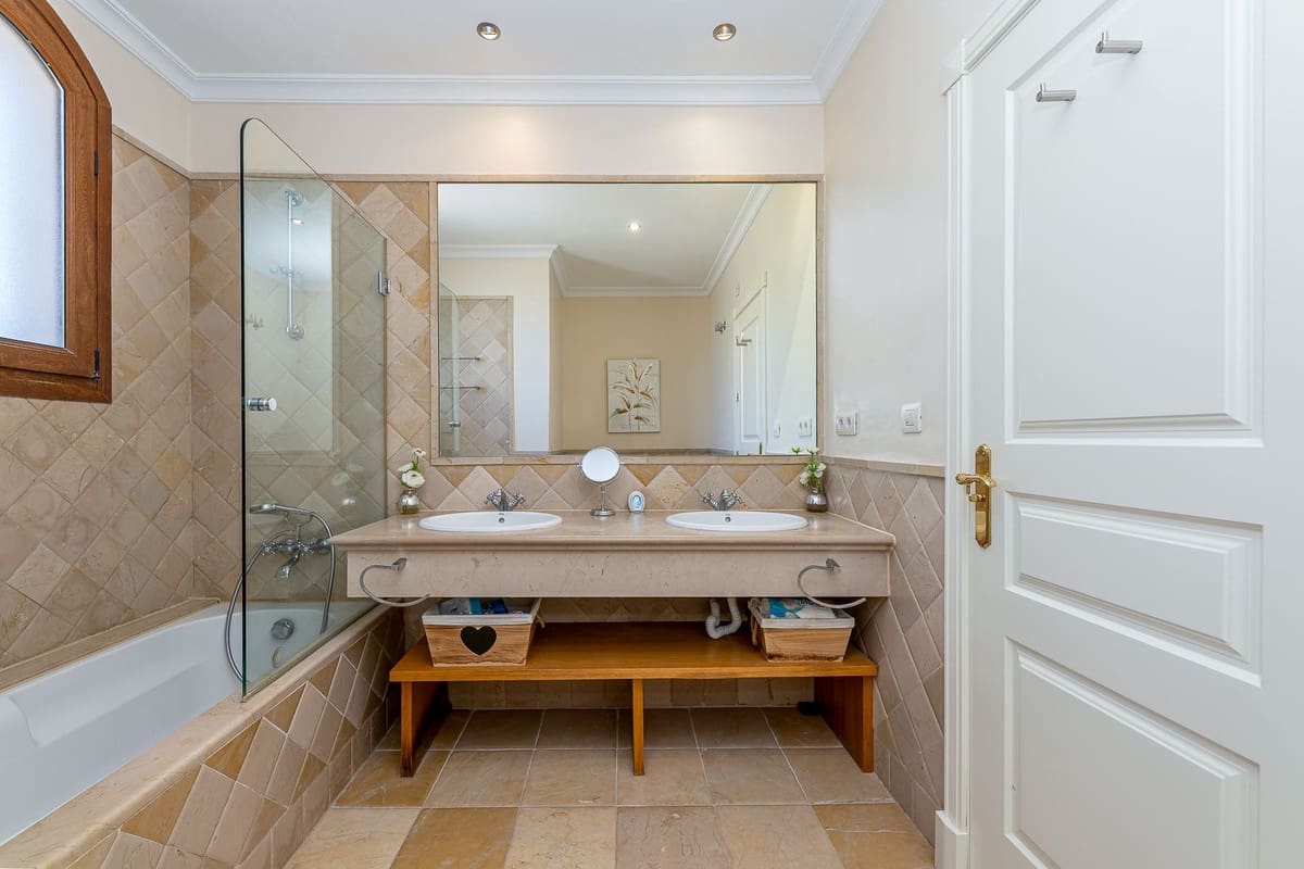3 quarto Casa em Banda para venda em El Paraiso com piscina garagem - 745 000 € (Ref: 10120605)