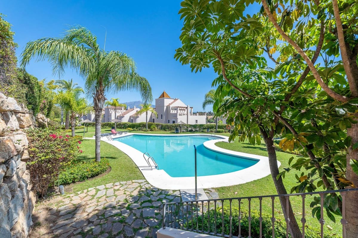 3 quarto Casa em Banda para venda em El Paraiso com piscina garagem - 745 000 € (Ref: 10120605)