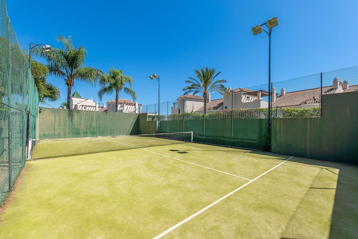 3 quarto Casa em Banda para venda em El Paraiso com piscina garagem - 745 000 € (Ref: 10120605)