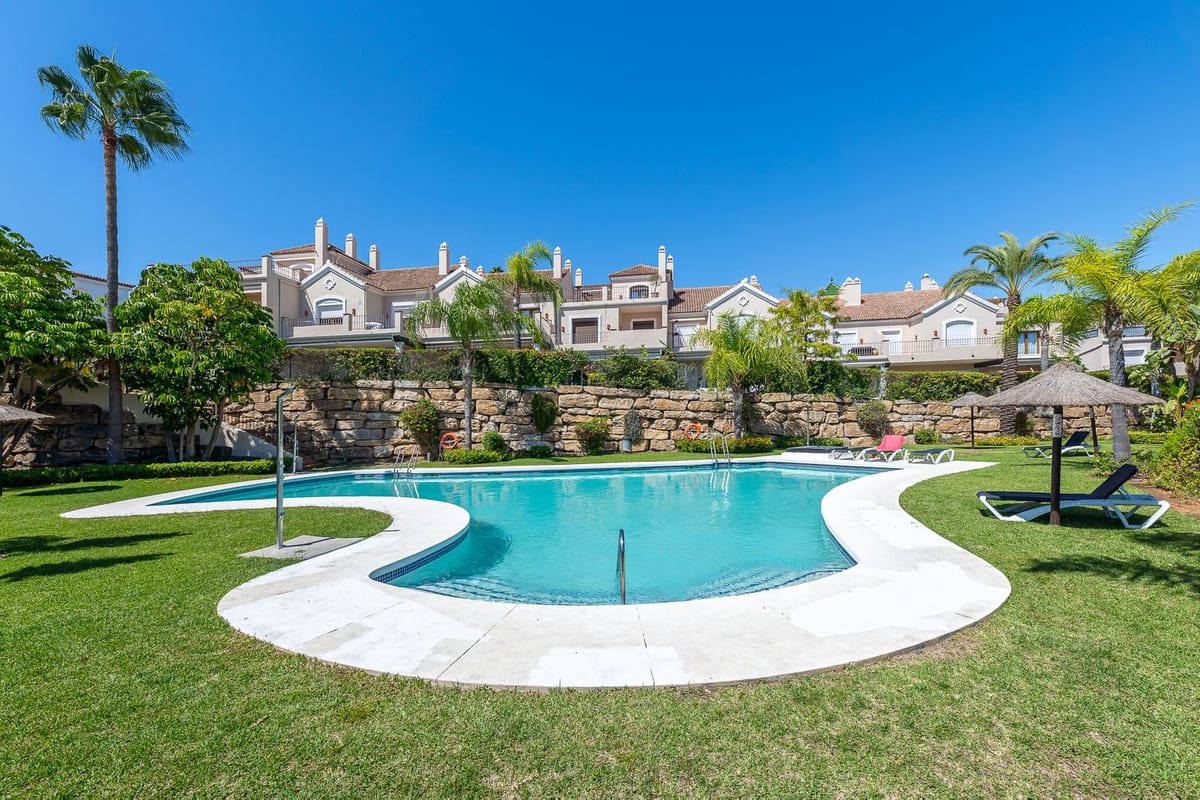 3 quarto Casa em Banda para venda em El Paraiso com piscina garagem - 745 000 € (Ref: 10120605)