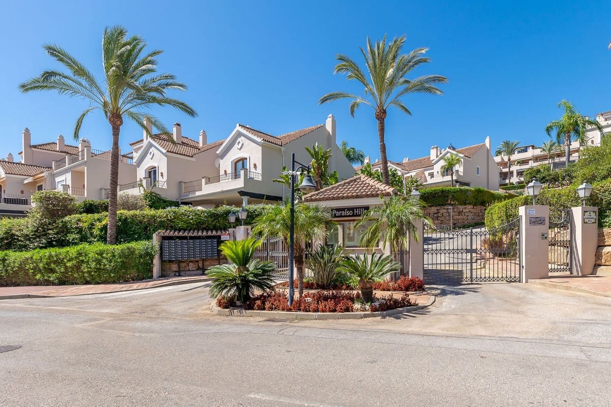3 quarto Casa em Banda para venda em El Paraiso com piscina garagem - 745 000 € (Ref: 10120605)