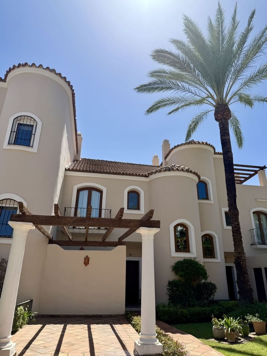 3 quarto Casa em Banda para venda em El Paraiso com piscina garagem - 745 000 € (Ref: 10120605)