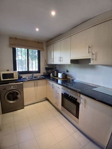 Maison de Ville de 3 chambres à louer à Bel-Air, Estepona avec piscine garage - 2 500 € (Ref: 10156860)