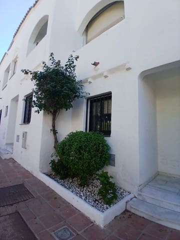 Maison de Ville de 3 chambres à louer à Bel-Air, Estepona avec piscine garage - 2 500 € (Ref: 10156860)