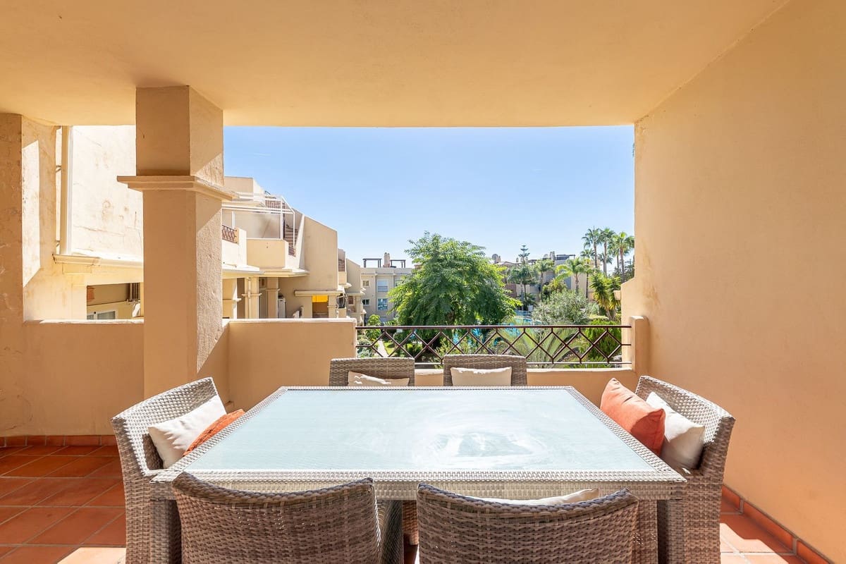 3 bedroom Apartment for sale in El Paraiso with pool garage - € 495,000 (Ref: 10179229)
