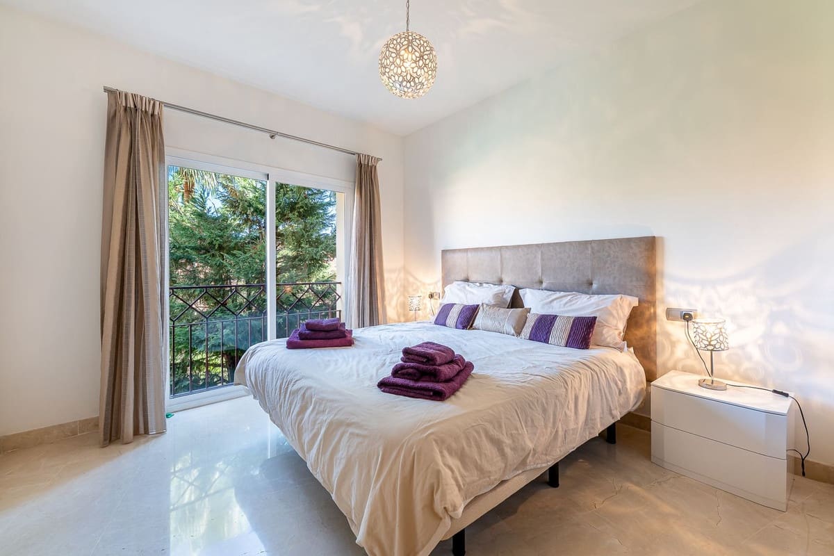 3 bedroom Apartment for sale in El Paraiso with pool garage - € 495,000 (Ref: 10179229)
