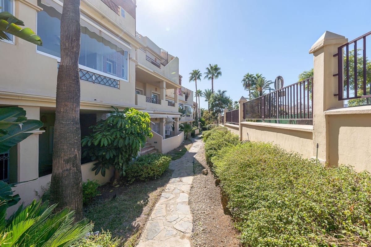 3 bedroom Apartment for sale in El Paraiso with pool garage - € 495,000 (Ref: 10179229)