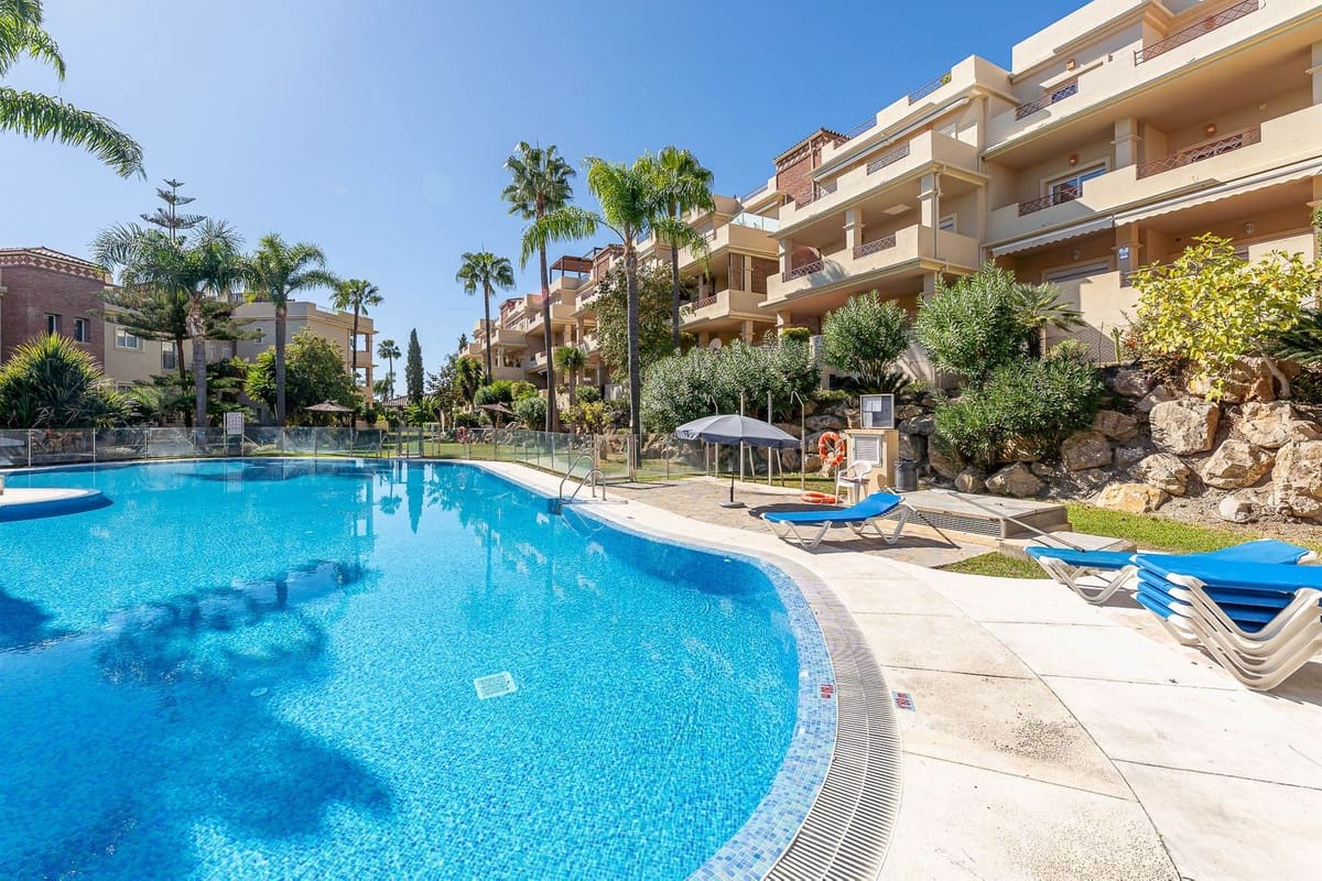 3 bedroom Apartment for sale in El Paraiso with pool garage - € 495,000 (Ref: 10179229)