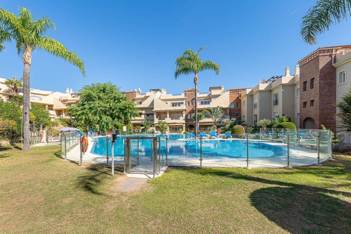 3 bedroom Apartment for sale in El Paraiso with pool garage - € 495,000 (Ref: 10179229)