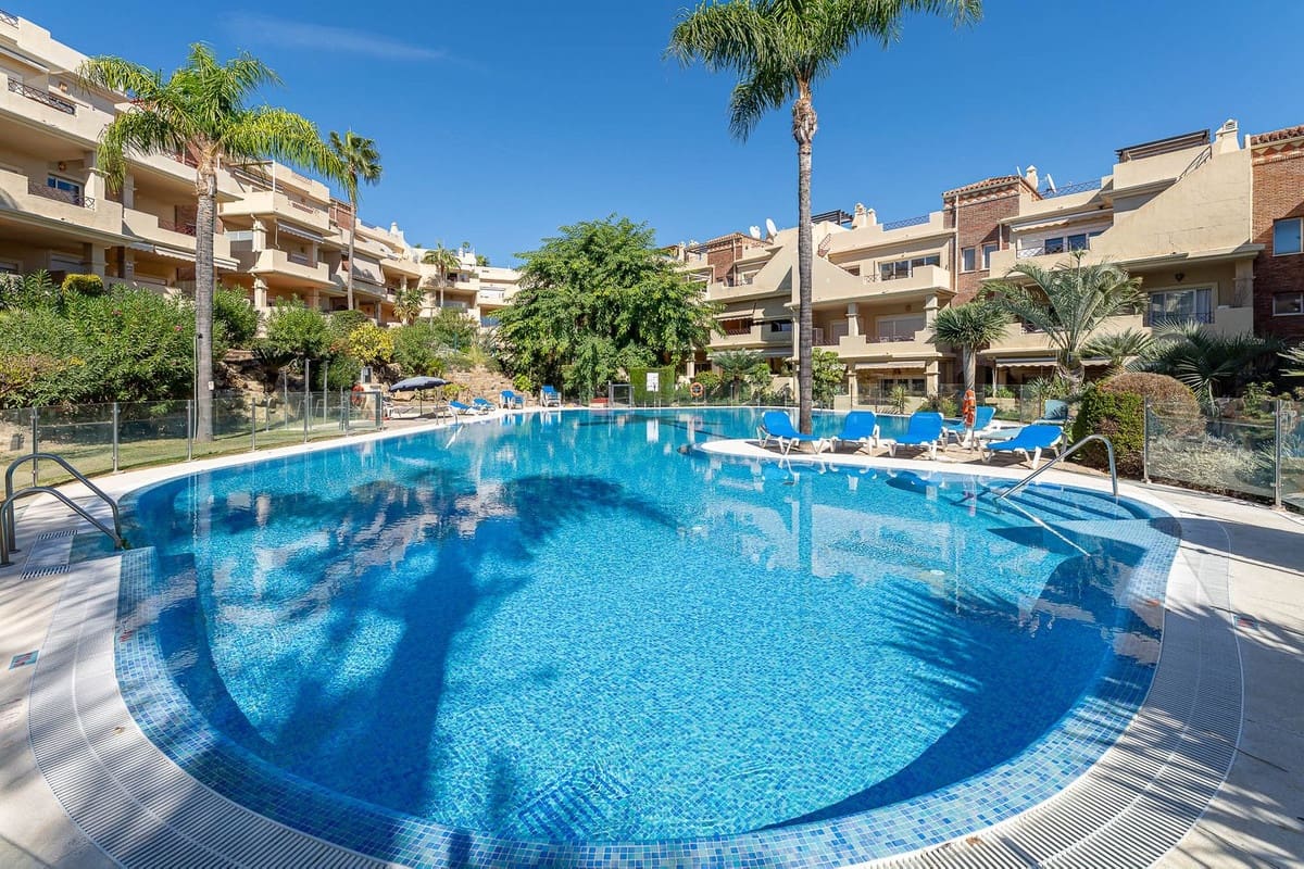 3 bedroom Apartment for sale in El Paraiso with pool garage - € 495,000 (Ref: 10179229)