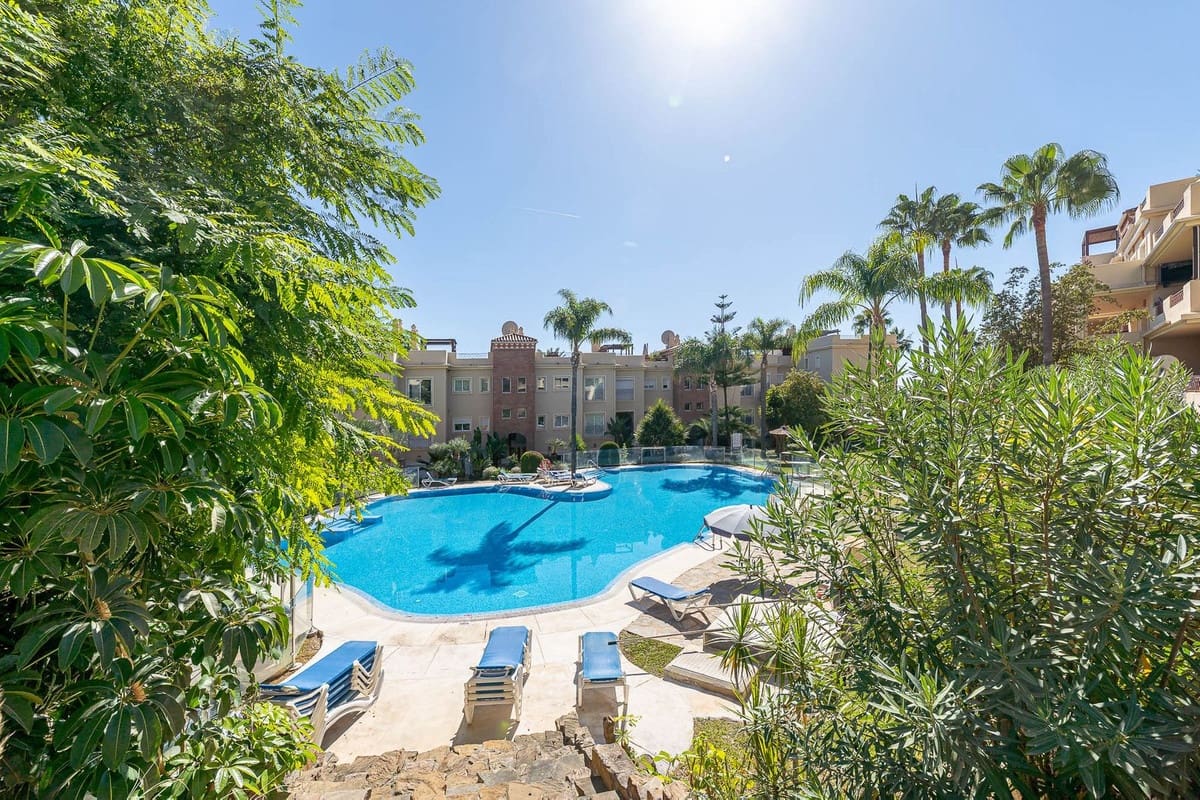 3 bedroom Apartment for sale in El Paraiso with pool garage - € 495,000 (Ref: 10179229)